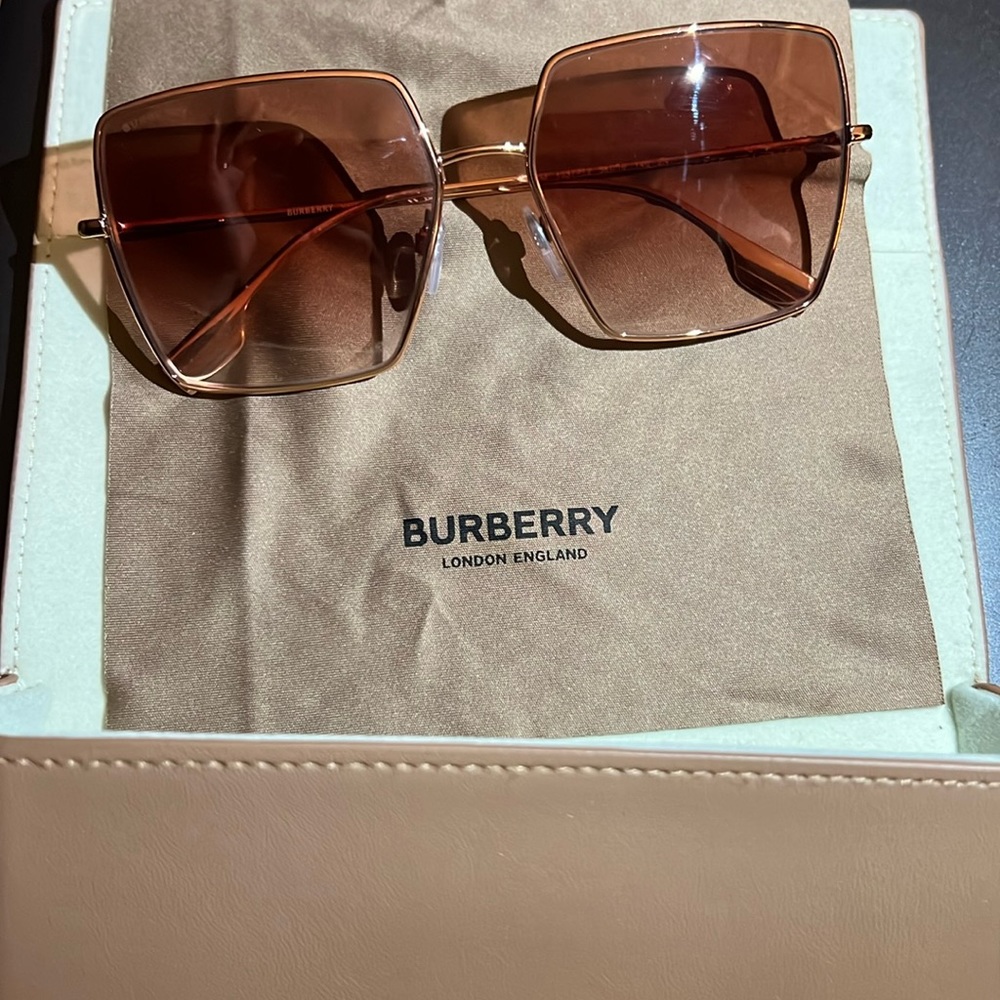 Burberry Daphne sunglasses-Rose gold